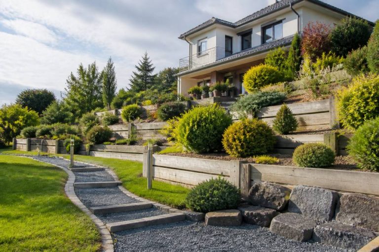 Aménager un terrain en pente : idées et conseils pratiques