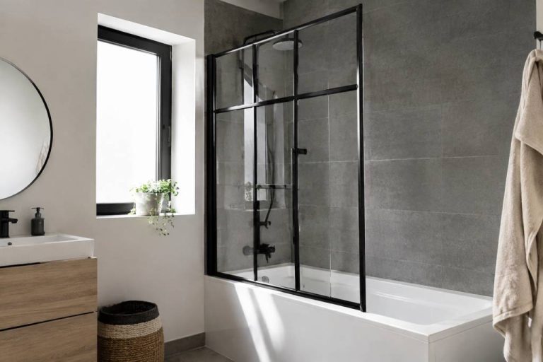 Pare-baignoire industrielle : le guide pour choisir un modèle esthétique et pratique